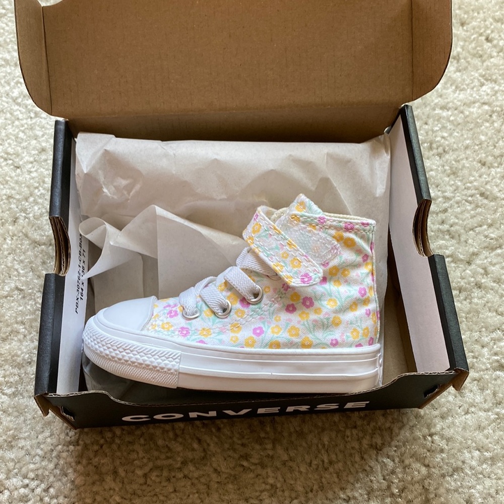 High top floral pattern converse. Size 4.5. NWT